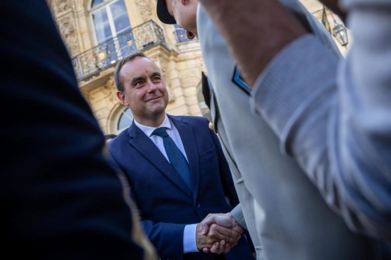 Novo PM francês promete “mudanças profundas” para tirar a França da crise