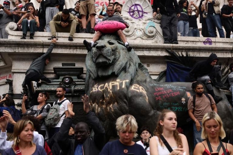Polícia interveio para desocupar campus universitários em Paris