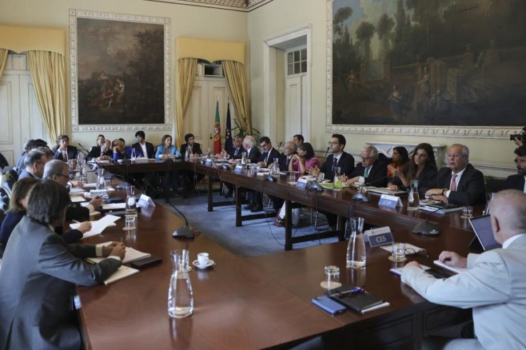 Governo e parceiros sociais reúnem-se com proposta orçamental em agenda