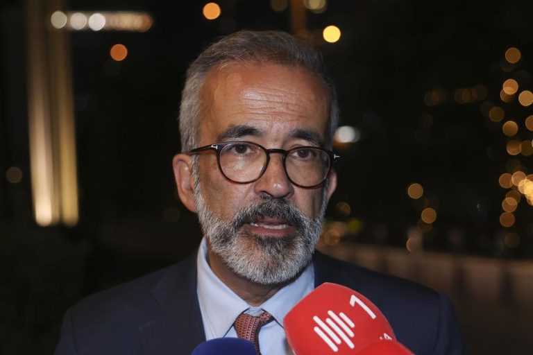 MNE português defende “resposta muito dura” a “comportamento provocatório” da Rússia