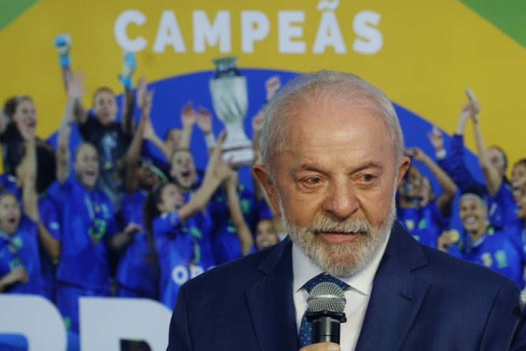 Lula diz que “Bolsonaro tentou dar um golpe” no Brasil