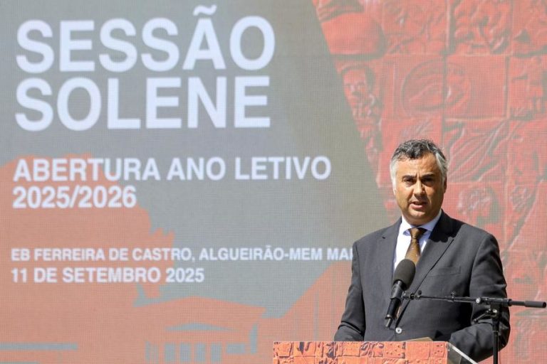 Ministro admite que é preciso colocar mais professores mas diz que o processo é um “contínuo”