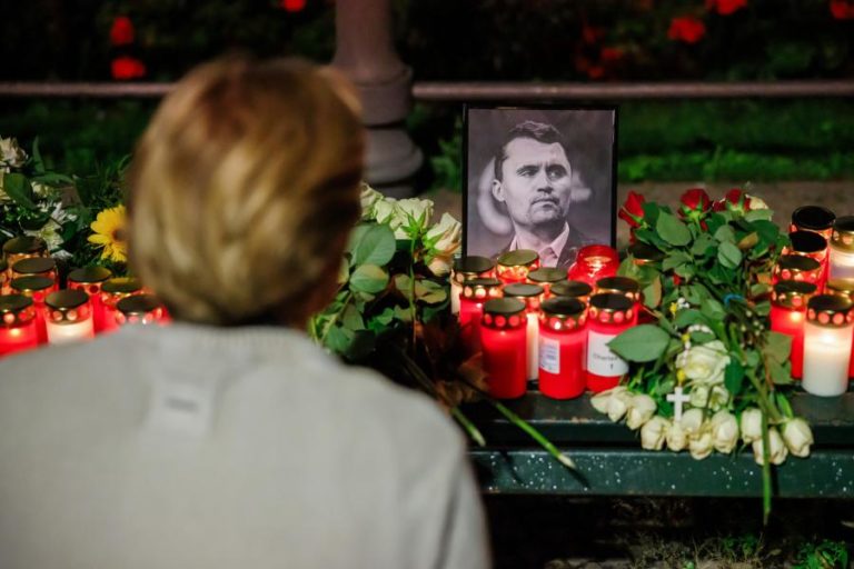 Corpo de Charlie Kirk chega ao Arizona escoltado por forças dos EUA e entre homenagens