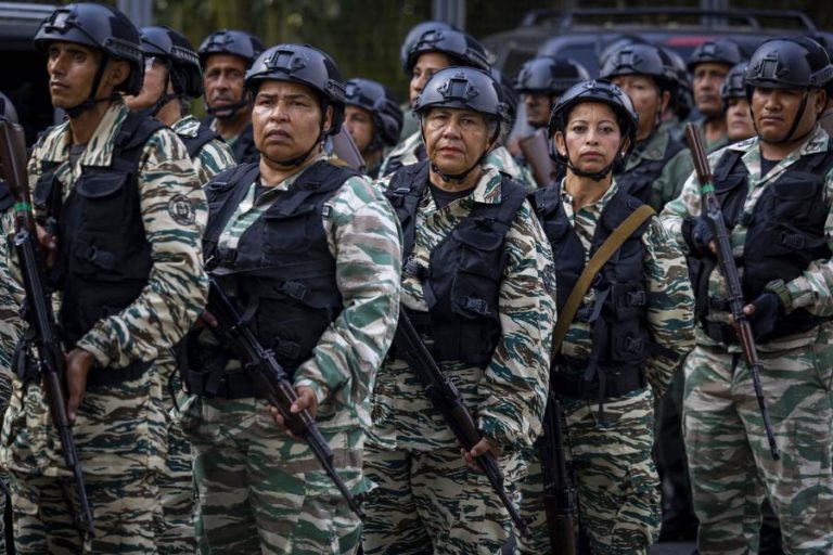 Presidente venezuelano convoca reservistas, milicianos e jovens aos quartéis