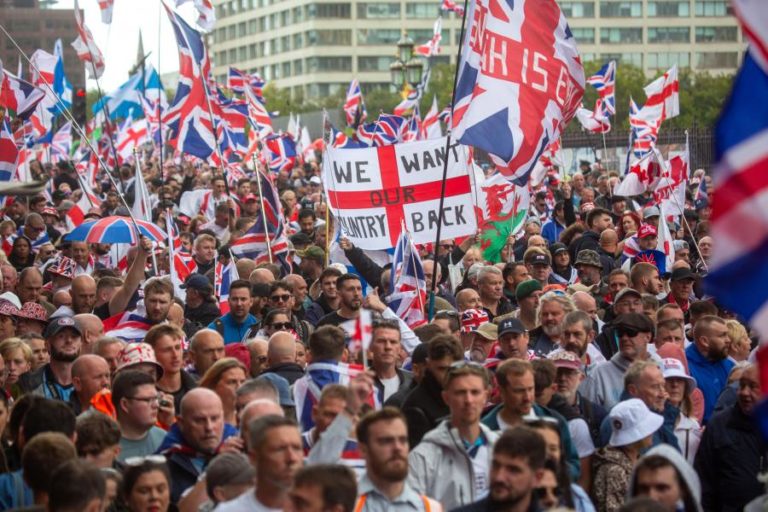 Milhares de pessoas nas ruas de Londres em protesto anti-imigração liderado por Tommy Robinson
