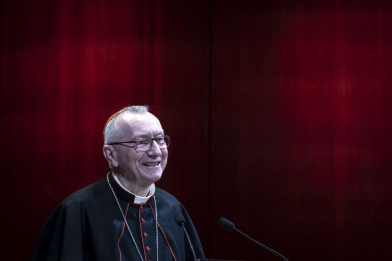 “Número dois” do Vaticano pede aos políticos que lutem pela dignidade humana e recusem a mediocridade