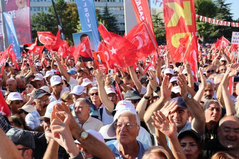Milhares em manifestação na Turquia promovida pelo principal partido da oposição