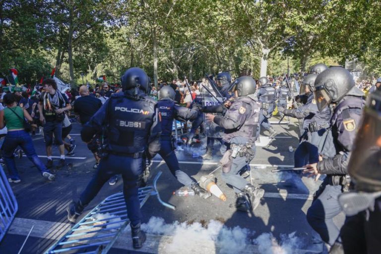 Vuelta: Duas pessoas detidas e 22 polícias feridos após incidentes em Madrid