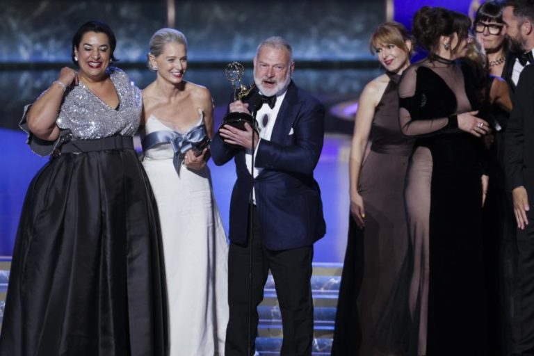 “The Pitt” eleita melhor série do ano em noite de Emmys dominada por “Adolescência”