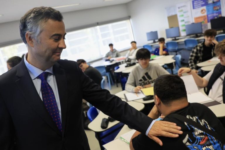 Colocação de professores será duas vezes mais rápida agora