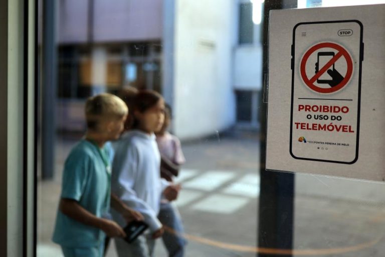 Escola Fontes Pereira de Melo proibe telemóveis mas há excepções