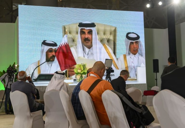 Emir do Qatar acusa Israel de recusar paz e impor o seu poder