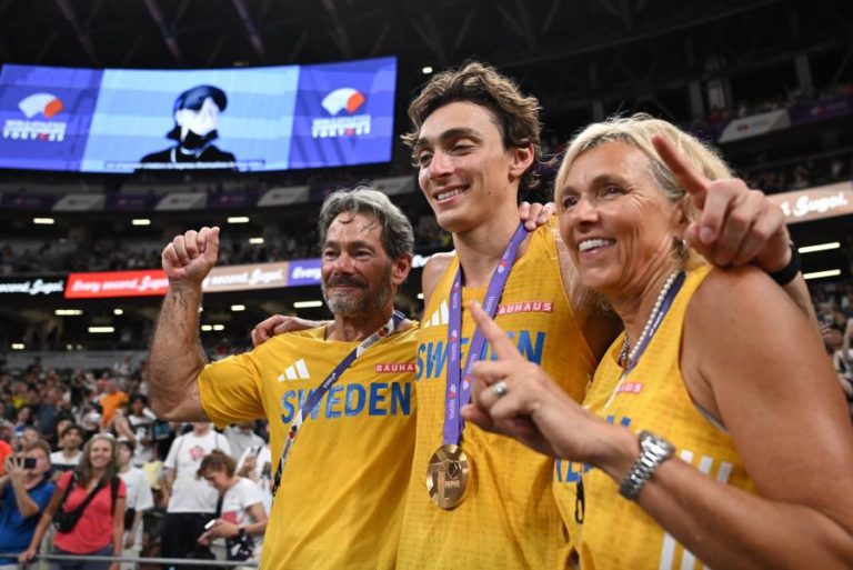 Armand Duplantis volta a bater recorde do mundo do salto com vara