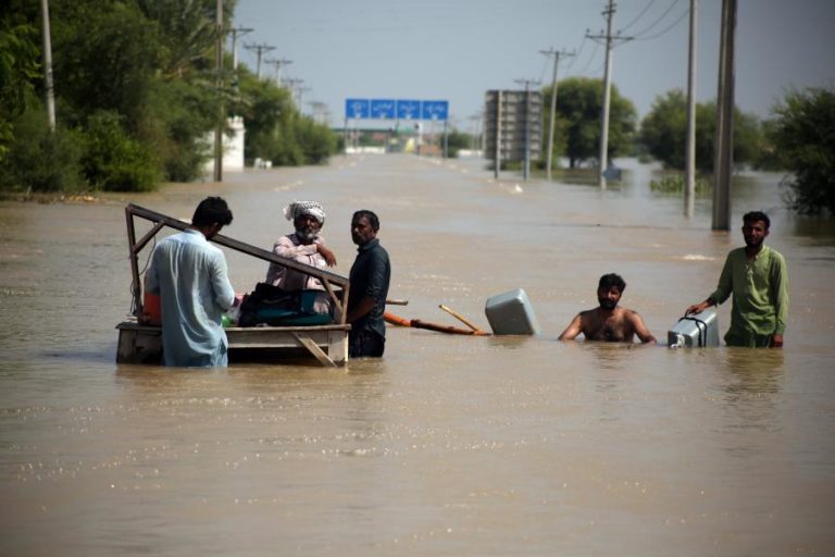 Chuvas e inundações causam mais de mil mortos no Paquistão desde junho