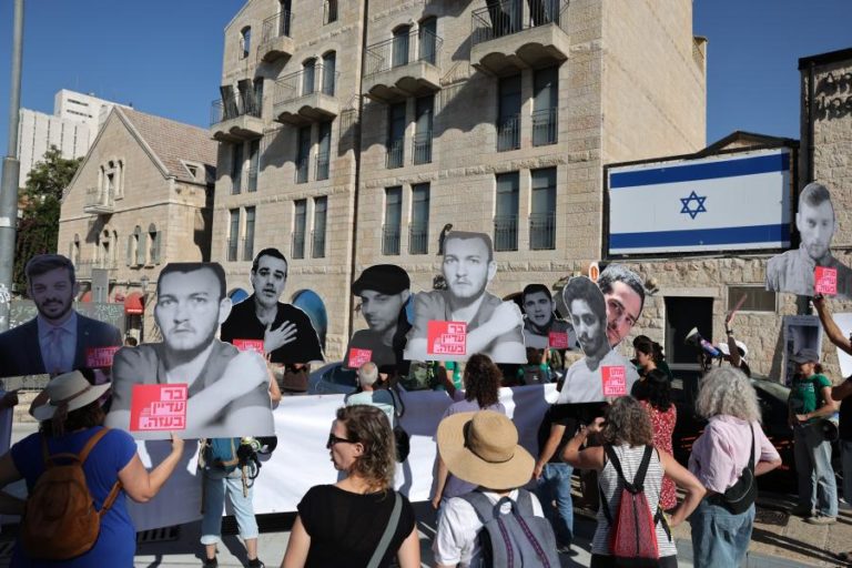 Fórum das Famílias de reféns de Israel pede “pressão máxima” sobre Hamas para aceitar plano Trump