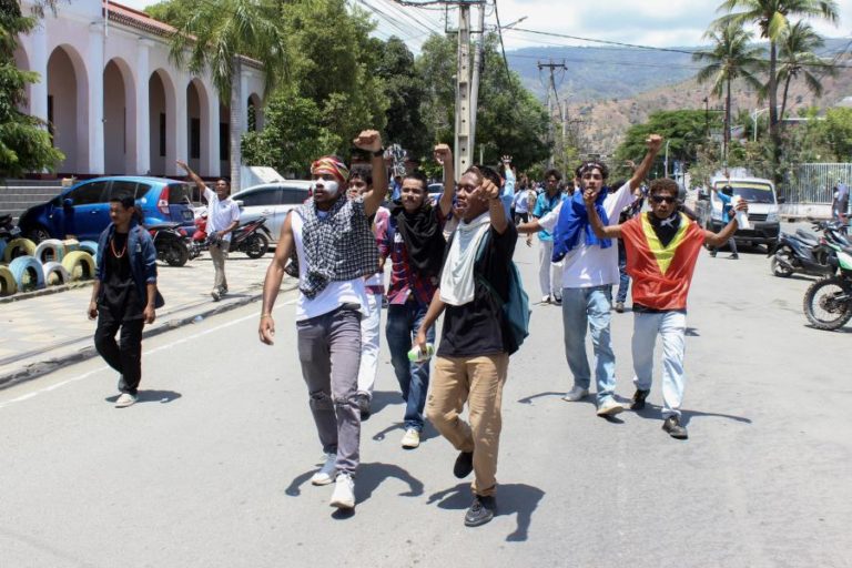 Polícia responde com gás lacrimogéneo a manifestantes que queimam pneus e atiram pedras em Díli