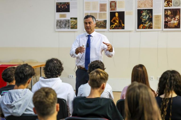 A aula do ministro era sobre poupança, mas alunos quiseram saber de propinas