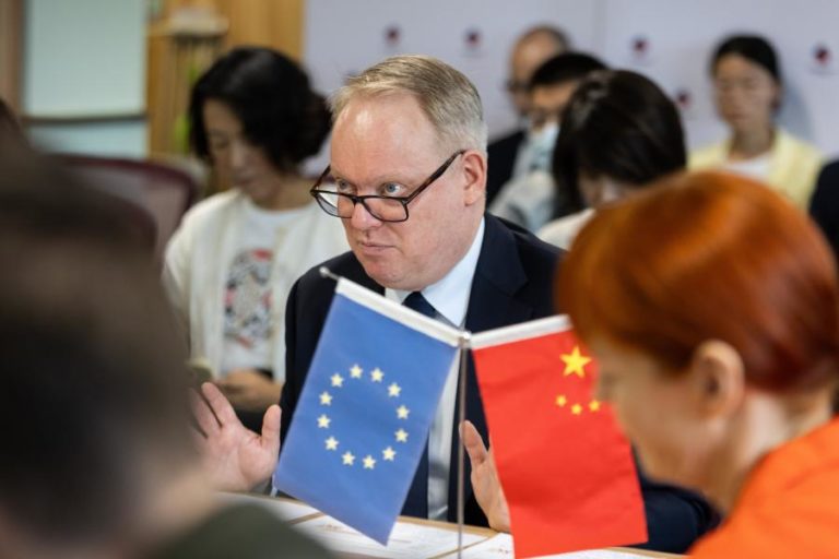 Empresas europeias na China alertam para gargalos na exportação de terras raras