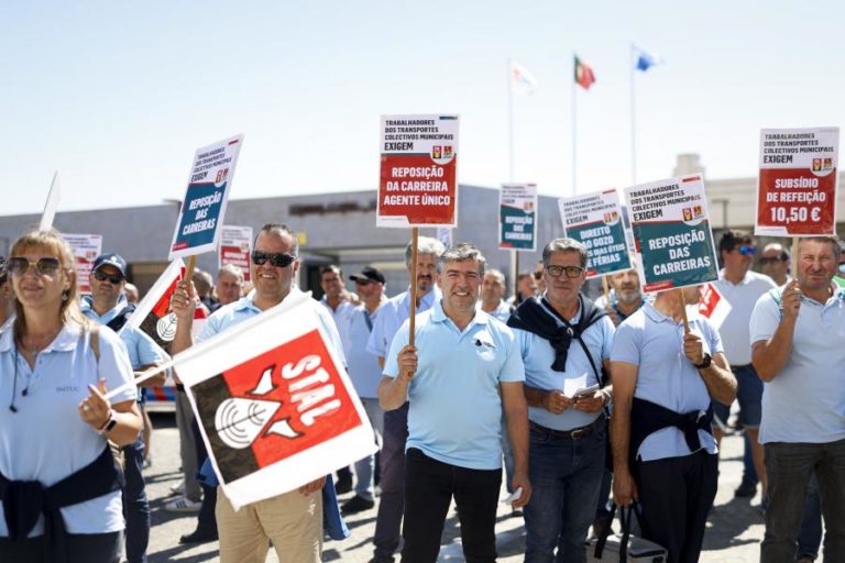 Cerca de 80 trabalhadores de transportes municipais manifestam-se por melhorias salariais