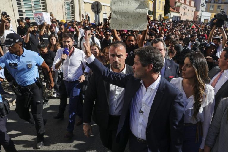 Manifestação de imigrantes acaba em contestação após Ventura aparecer