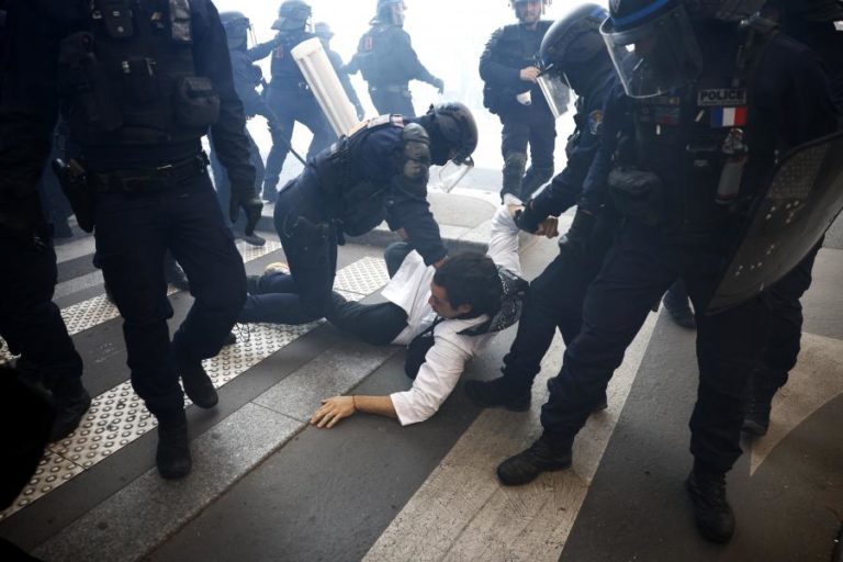Pelo menos três feridos e 140 detidos em França em protestos contra medidas de austeridade
