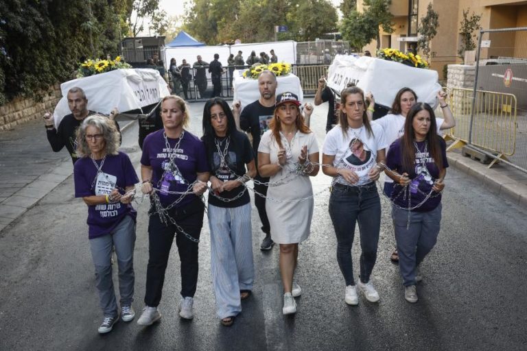 Mães de reféns e soldados israelitas acorrentam-se junto da casa de Netanyahu e gritam “basta!”