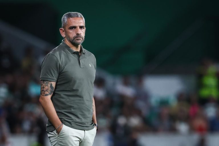 Rui Borges lembra que caminho do Sporting “é longo” e recusa pressão dos rivais