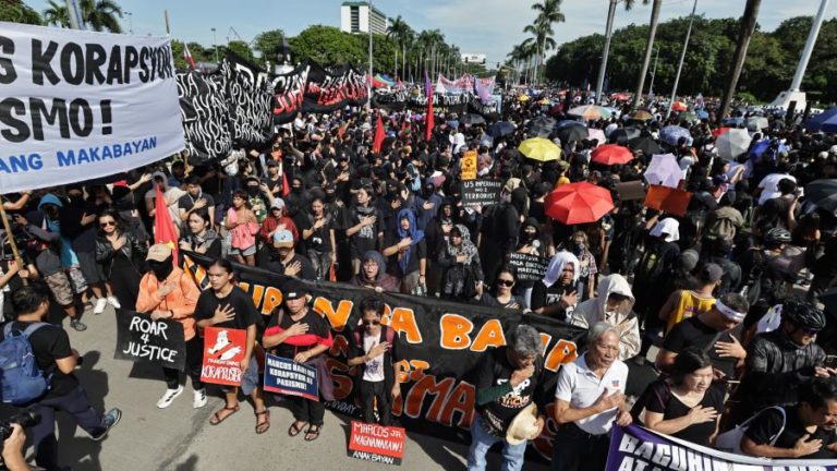 Milhares protestam contra corrupção em projetos anti-cheias nas Filipinas