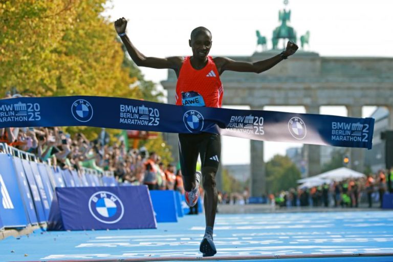 Queniano Sabastian Sawe vence maratona de Berlim, mas sem recorde do mundo