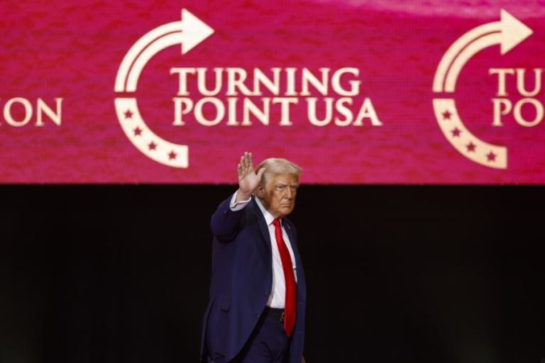 Donald Trump homenageia Charlie Kirk e denuncia “ataque” contra a nação