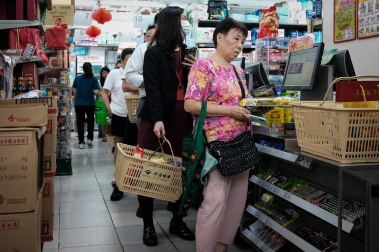 Residentes de Macau enchem supermercados antes do tufão Ragasa