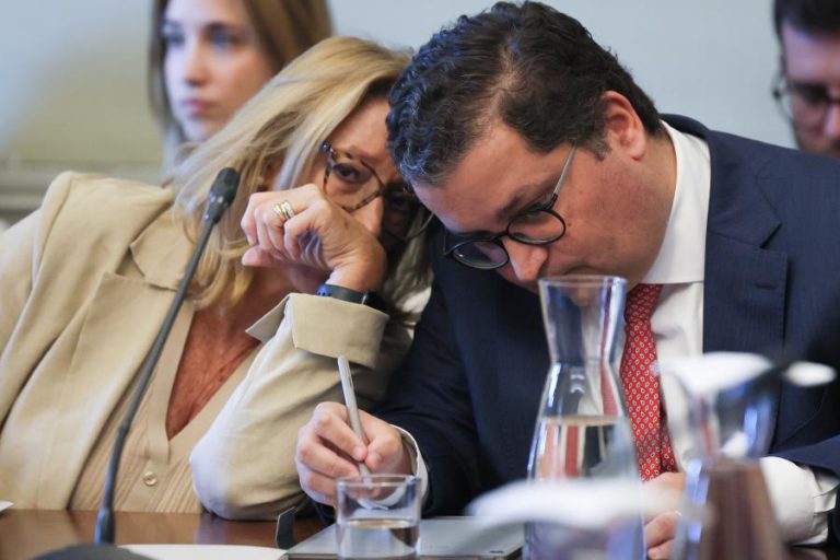 Revisão “acentuada” da dívida pública é “sinal de trajetória orçamental prudente e responsável”