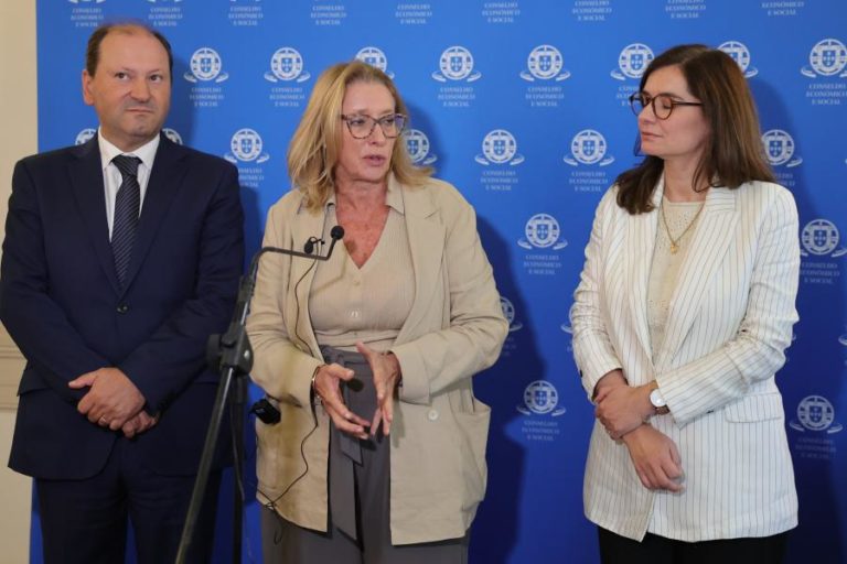 Governo “não abre nem fecha a porta” a revisão da trajetória do salário mínimo