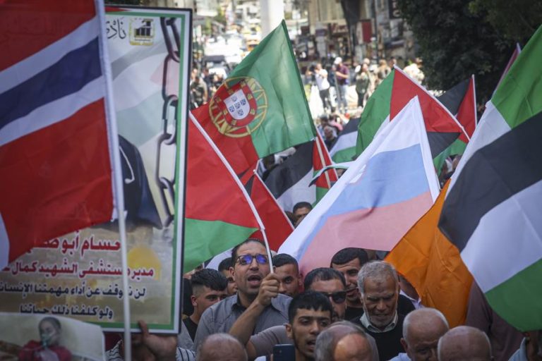 Concentração em Ramallah exibe bandeiras ocidentais após reconhecimentos da Palestina