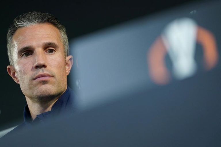 Robin van Persie espera “muito espaço” entre equipas que querem ganhar