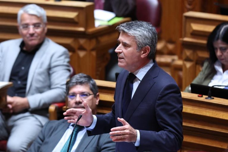 Carneiro acusa Governo de falhanço, Montenegro diz que PS será irrelevante