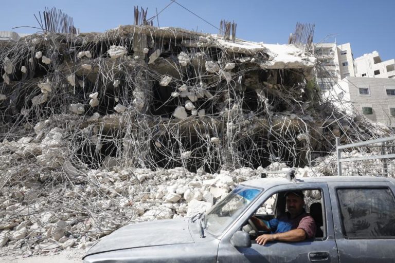 Uma cidade palestiniana com vista para Jerusalém e um muro