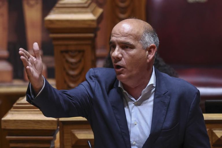 Raimundo avisa Montenegro que alterações laborais são inaceitáveis e vão ser derrotadas