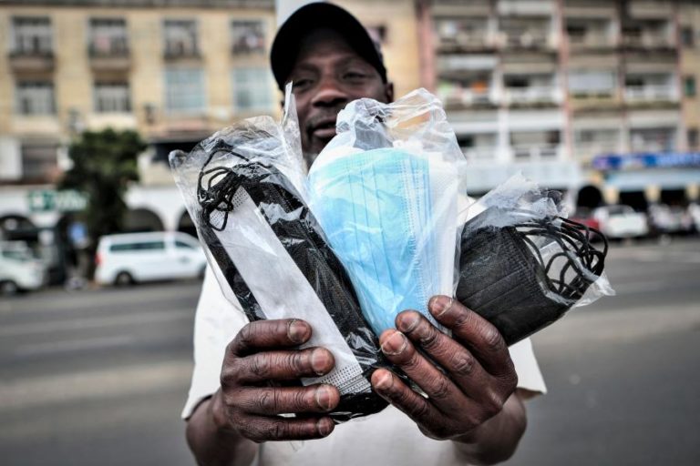 Negócio das máscaras ainda alimenta sonhos e famílias à volta do hospital de Maputo