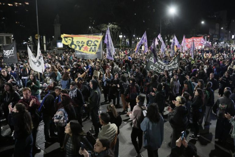 Milhares de pessoas saem à rua para protestar contra triplo homicídio na Argentina