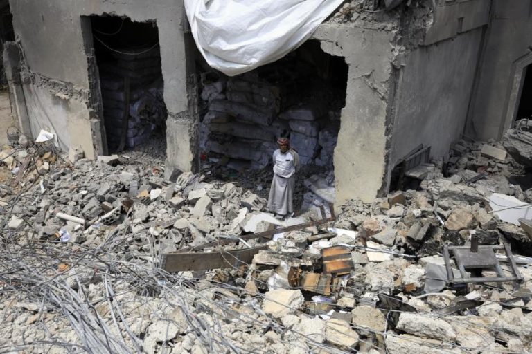 Número de mortos em ataque israelita à capital do Iémen sobe para 11