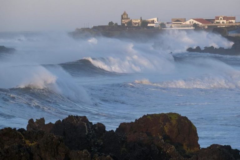 Tempestade pós-tropical Gabrielle traz hoje chuva e ventos fortes ao nororeste peninsular