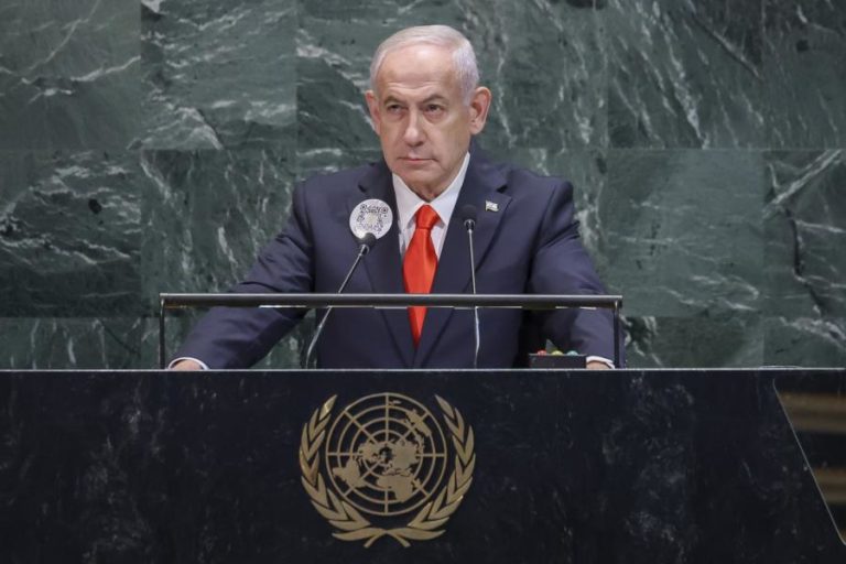 Netanyahu aparece na ONU com código QR ligado a imagens sangrentas do 07 de outubro
