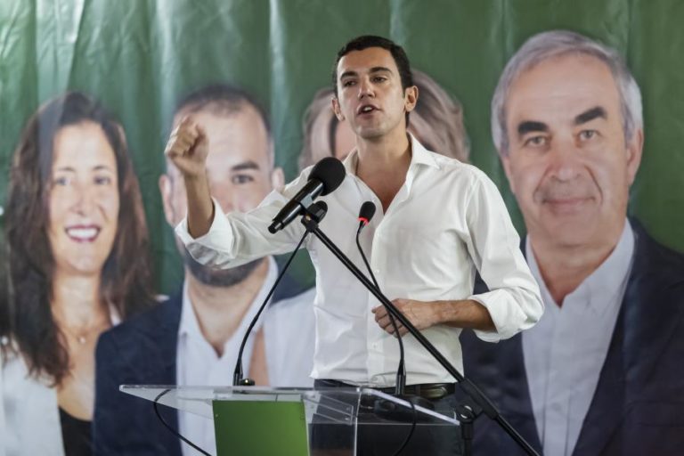 Bugalho desafia Carneiro a dizer se quer dialogar com PSD ou acusá-lo de aliança com Chega