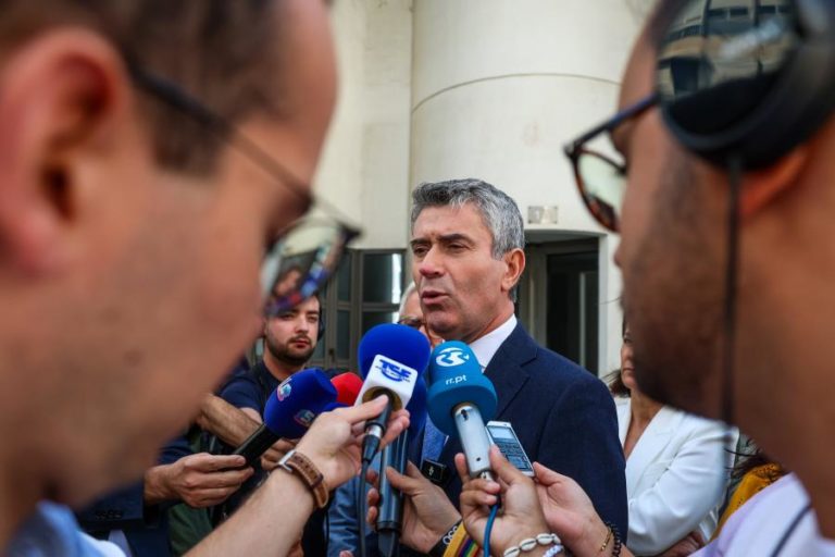 Carneiro propõe alterações à nova lei dos estrangeiros e diz que não houve diálogo com Governo