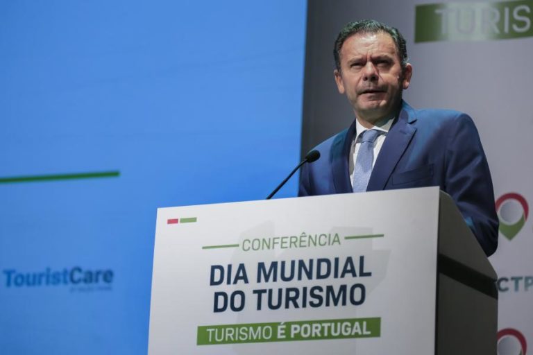 Montenegro tranquiliza empresários com promessa de avançar com novo aeroporto