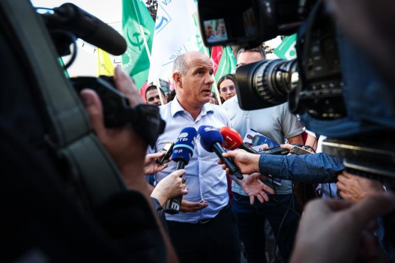 PCP diz que Governo é responsável por milhares de barracas