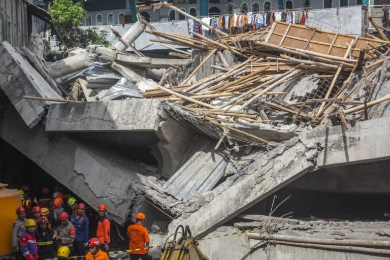 Desabamento de escola na Indonésia deixa soterrados dezenas de estudantes