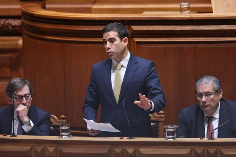 Nova versão de lei de estrangeiros aprovada por PSD, CDS-PP, Chega, IL e JPP