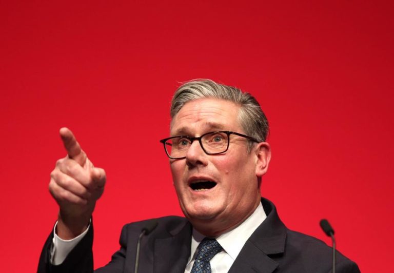 PM Keir Starmer alerta para racismo contra imigrantes no Reino Unido